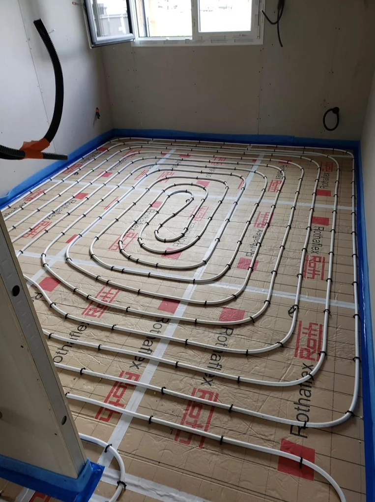 Installation de désembouage chauffage avec circuit de tuyauterie en serpentin dans une dalle chauffante équipée d'une bande